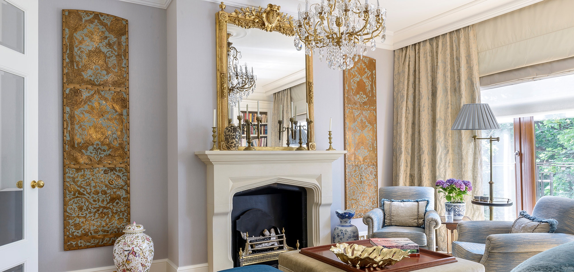salon w stylu klasycznym, kominek na bioetanol, kurdybany we współczesnym wnętrzu, projektowanie wnętrz stylowych, projektowanie wnętrz ekskluzywnych, projektowanie wnętrz ponadczasowych, projektowanie wnętrz opierających się modom